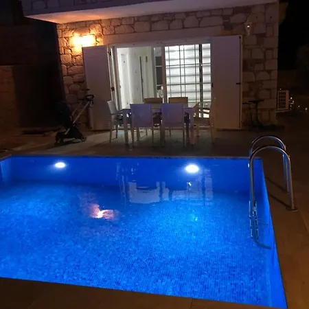 Alacati Yalida Oezel Havuzlu Villa * Cesme