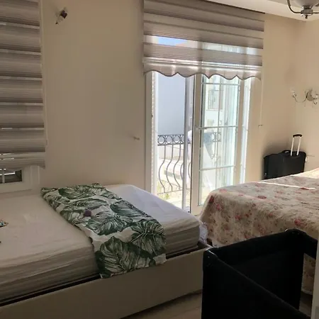 Alacati Yalida Oezel Havuzlu Villa Villa