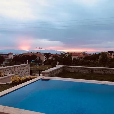 Alacati Yalida Oezel Havuzlu Villa