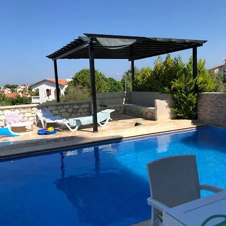 Alacati Yalida Oezel Havuzlu Villa Villa